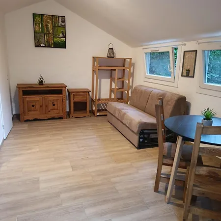 Maisonnette Dans La Foret *